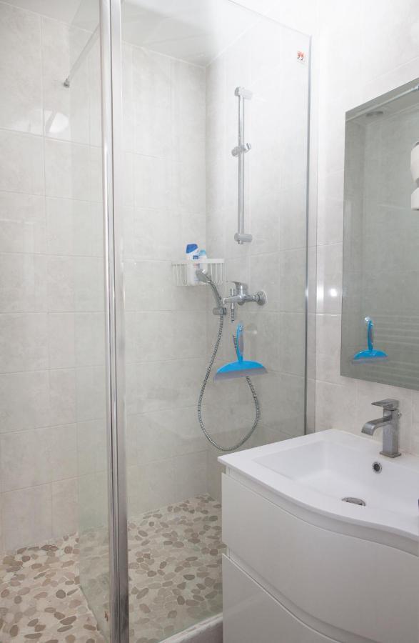 Club246 Paris Saint Martin Bed & Breakfast Bagian luar foto