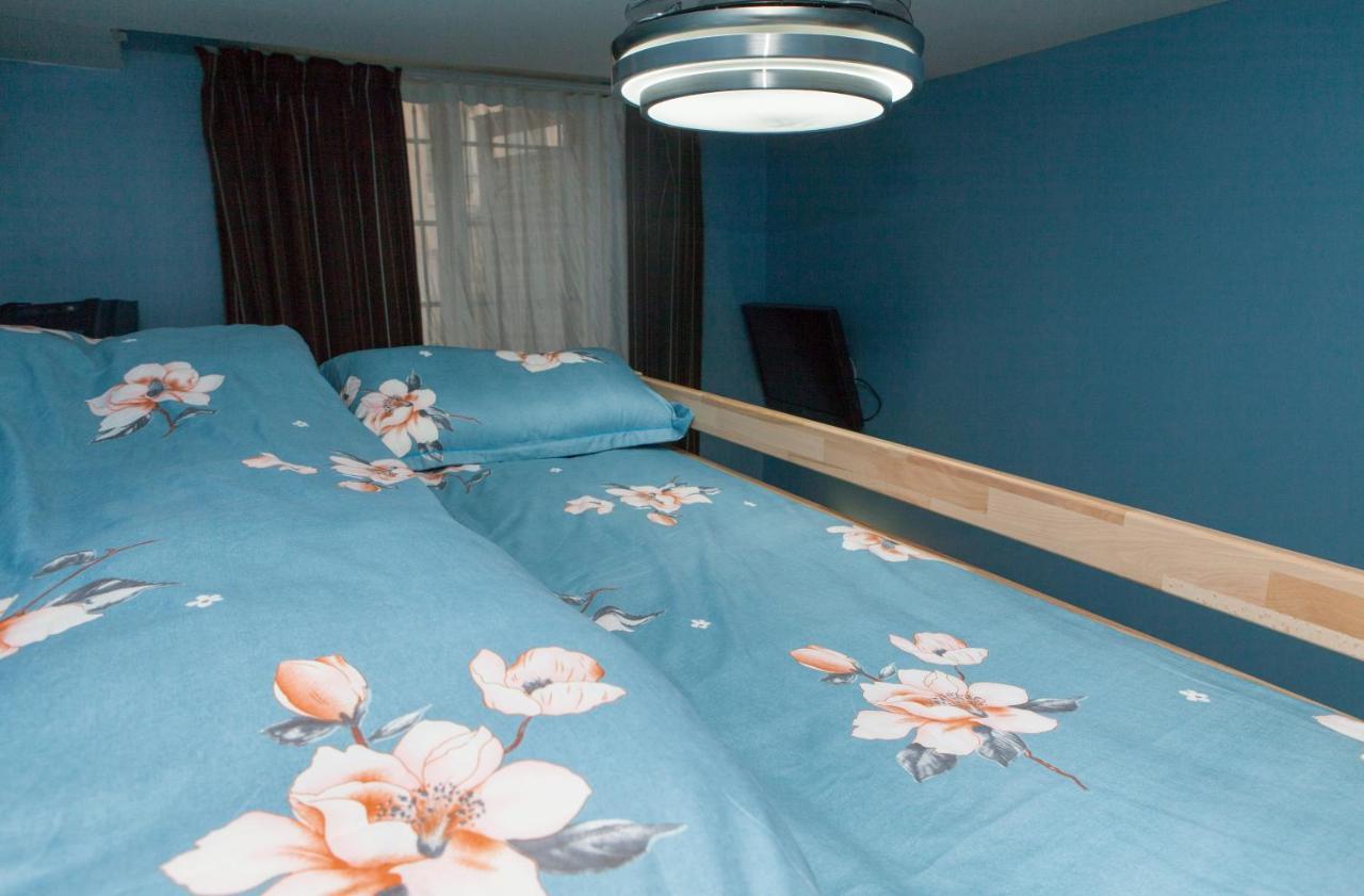 Club246 Paris Saint Martin Bed & Breakfast Bagian luar foto